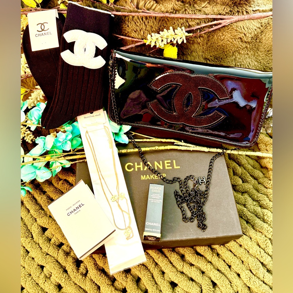GWP Elegant Black Wristlet with Gold Details & Detachable Chain